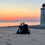 Peggy. Mirco und Hailey vor dem Knude in Dänemark