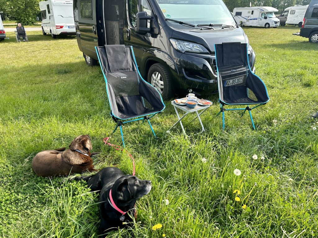 Helinox Campingsstühle vor dem Camper
