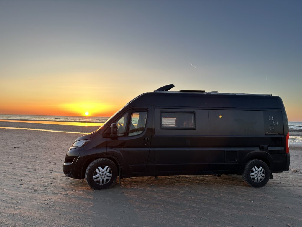 Campervan Hope im Sonnenuntergang am dänischen Strand